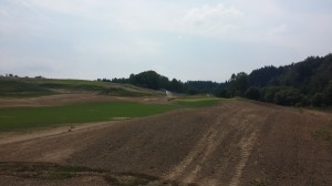Pečlivé zavlažování rostoucí trávy na golfovém hřišti Kácov      