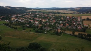 Pohled na Kácov a golfové hřiště za ním      