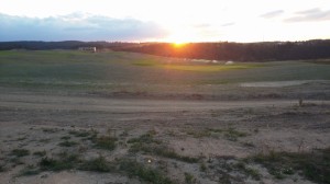 Západ slunce nad golfovým hřištěm v Kácově  